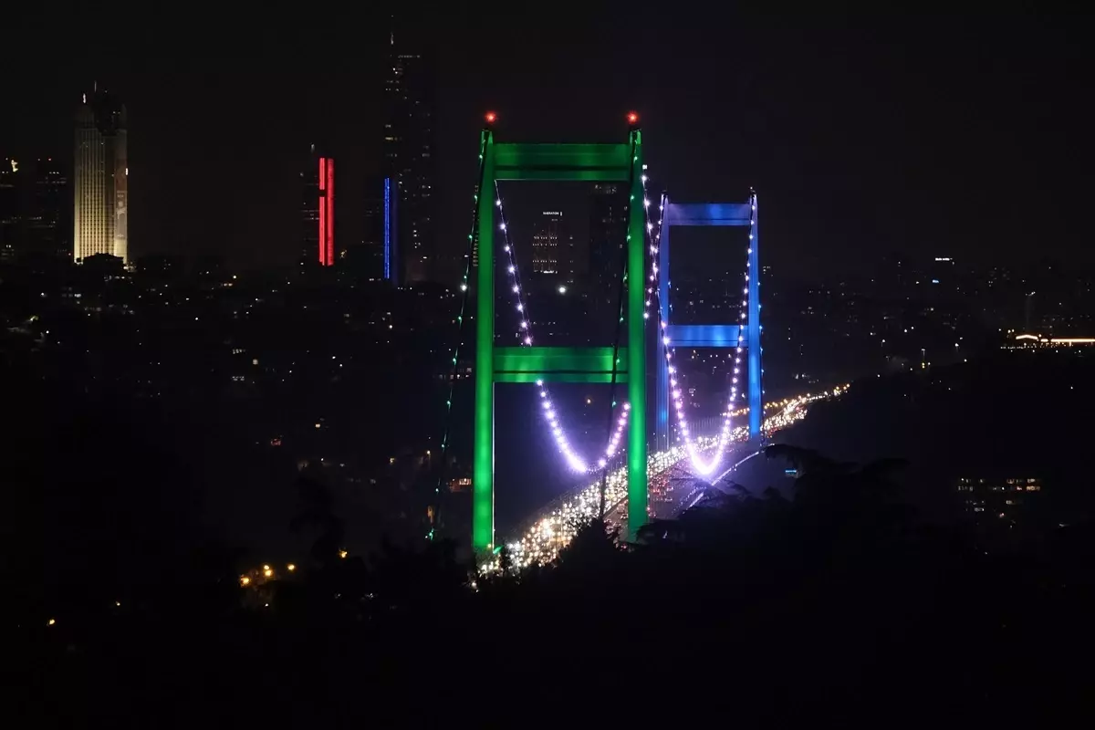 FSM Köprüsü Özbek Bayrağı için Aydınlatıldı